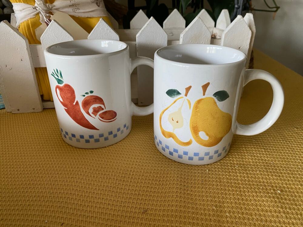 Vintage Test Rite International Mugs Set of 2 Fruit Vegetable Pear Carrot Retro